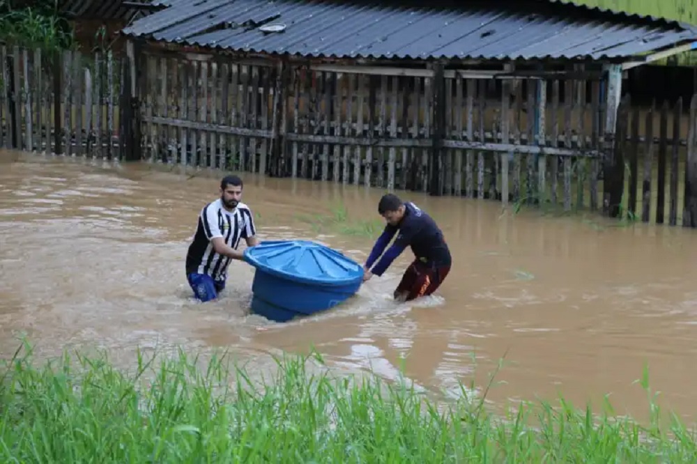 Chuvas causam enchentes, arrastam casas e deixam região Norte em situação caótica