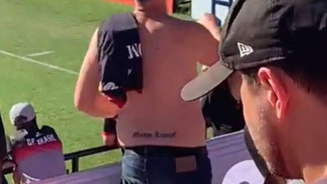 Torcedor com tatuagens nazistas é expulso de arquibancada por torcedores do Brasil de Pelotas