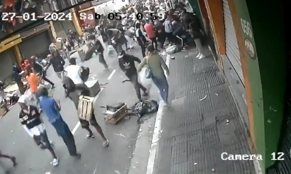 Vídeo mostra ação de grupo que invadiu e saqueou loja na rua Santa Ifigênia