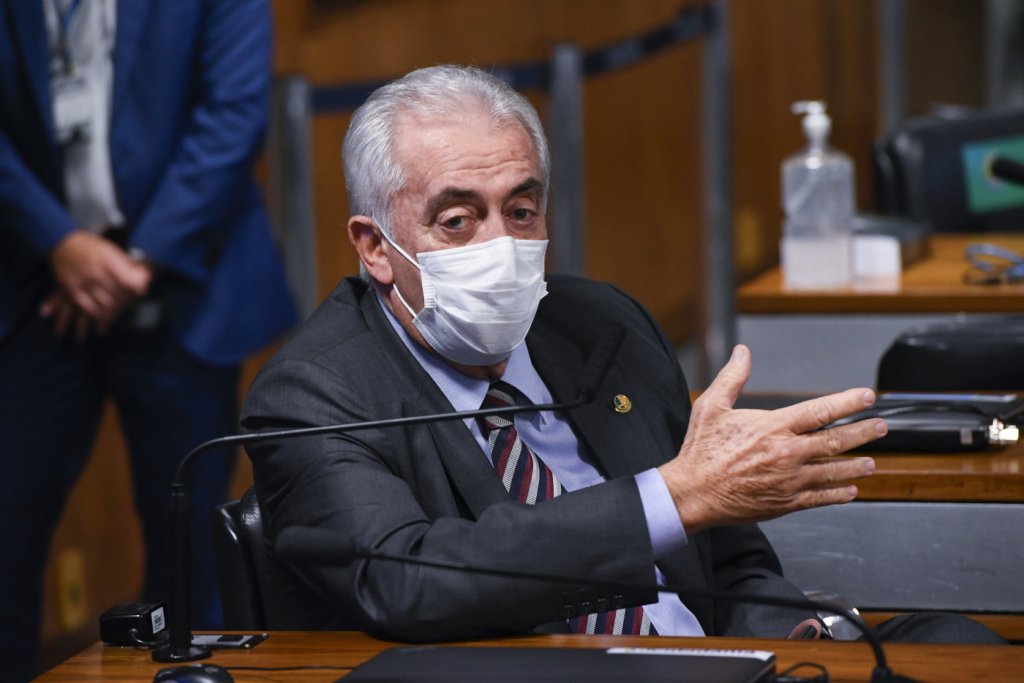 ‘Tempo perdido na gestão Pazuello atrasou muito as vacinas’, diz senador Otto Alencar