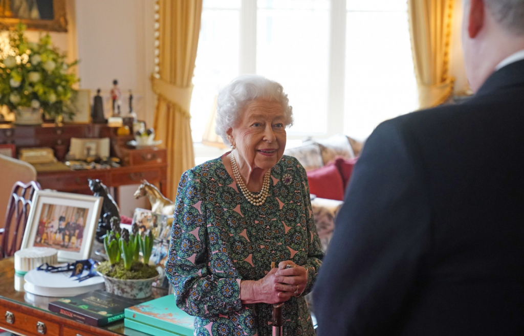 Rainha Elizabeth II testa positivo para Covid-19, diz Palácio de Buckingham