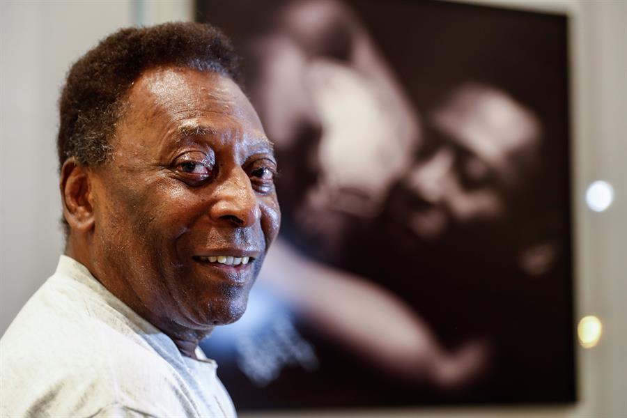 Internado após retirada de tumor, Pelé está consciente e se recupera de ‘maneira satisfatória’