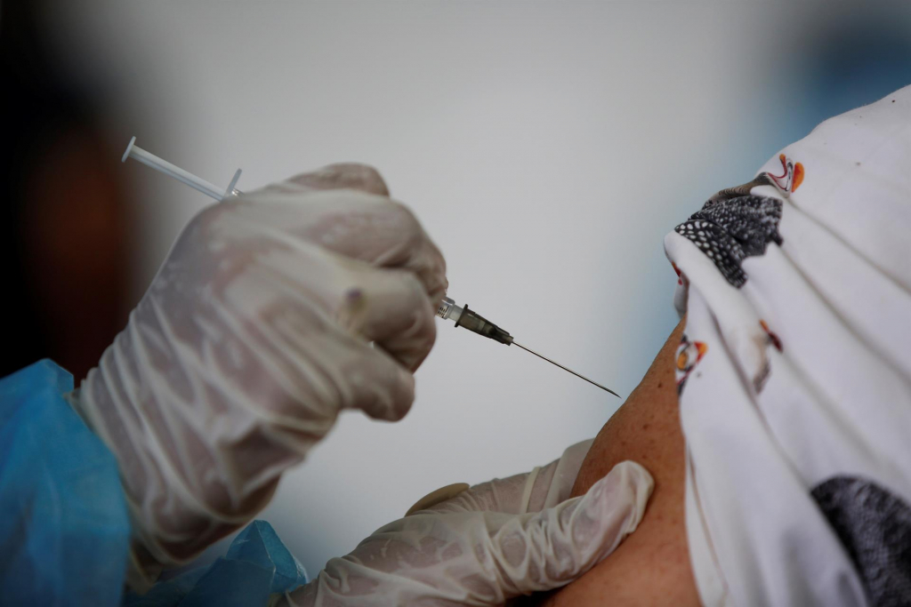 EUA se preparam para possibilidade de aplicar 3ª dose da vacina contra Covid-19 daqui um ano