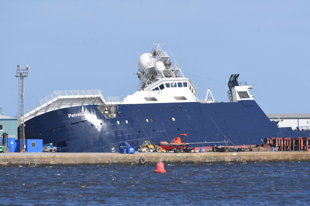 Navio usado em resgates no mar tomba em porto da Escócia e deixa 25 feridos; veja vídeo