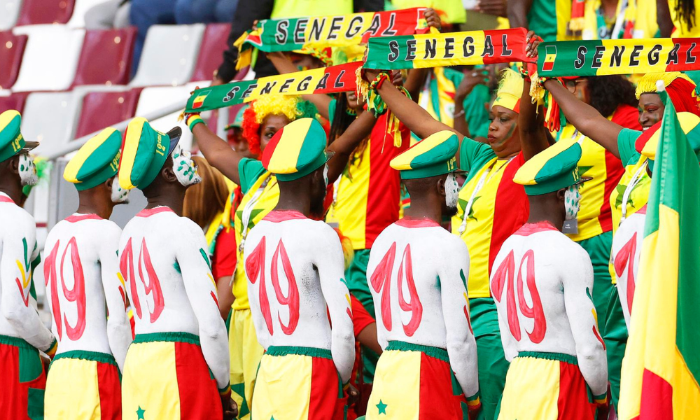Torcida e jogadores do Senegal homenageiam ídolo Papa Bouba Diop, autor do primeiro gol da seleção em Copas