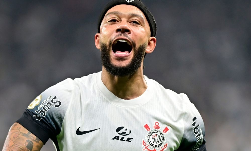 Com dois de Depay, Corinthians vence Bahia, garante Copa do Brasil e fica perto da Libertadores