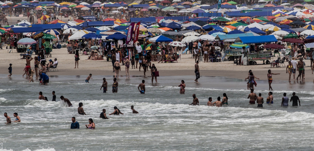 Cidades furam restrição e praias ficam lotadas em São Paulo