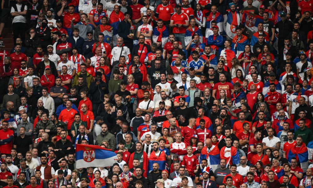 Uefa investiga suspeita de atos racistas em jogo entre Sérvia e Inglaterra pela Eurocopa 