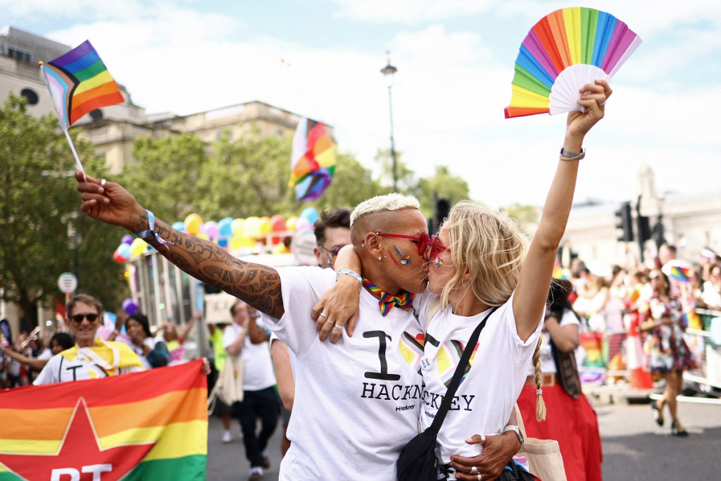 Comissão da Câmara adia votação de PL que pode acabar com união homoafetiva em sessão marcada por bate-boca