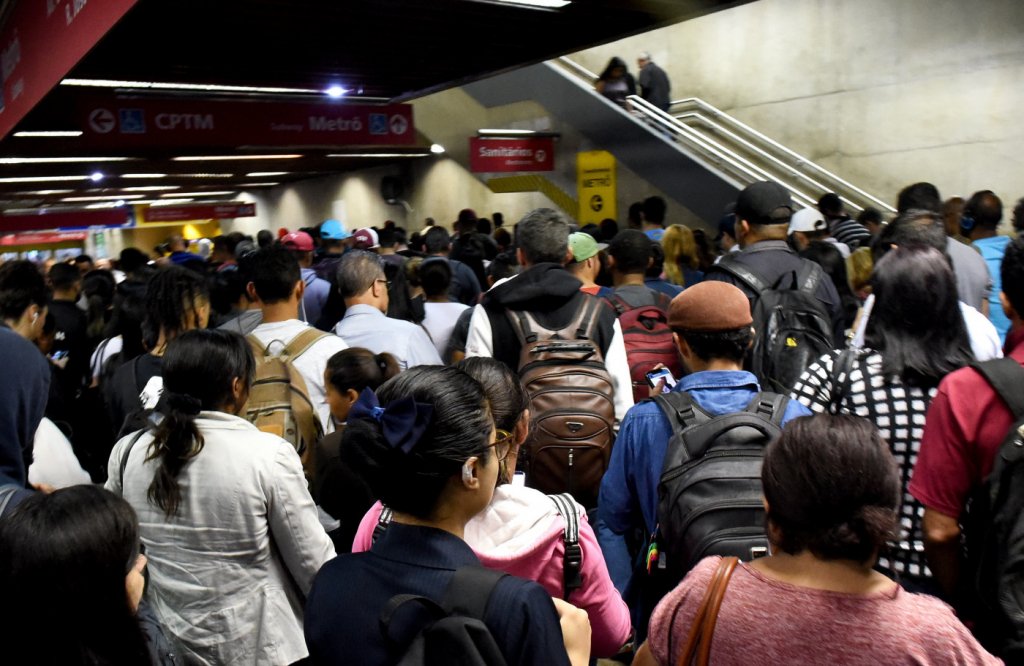 Paulistanos enfrentam transporte cheio na volta para casa no primeiro dia após flexibilização