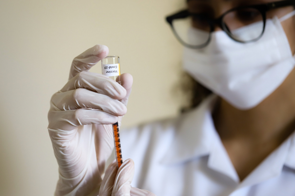 Idosa de 78 anos é a primeira vacinada contra a Covid-19 na França