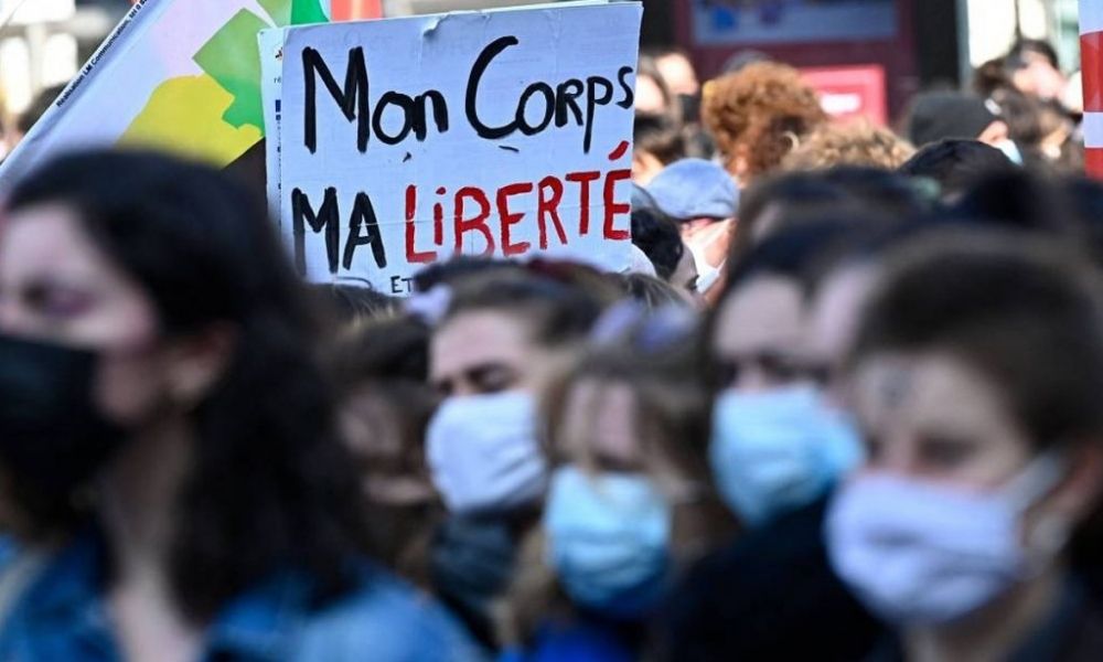 Francesas vão às ruas pela garantia do direito ao aborto neste sábado