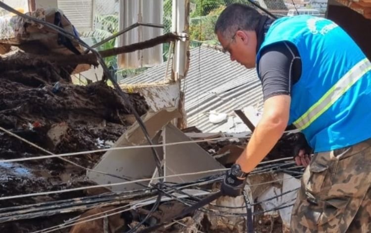 Prefeitura de Petrópolis organiza mutirão de limpeza com 2 mil pessoas para retirar entulho acumulado