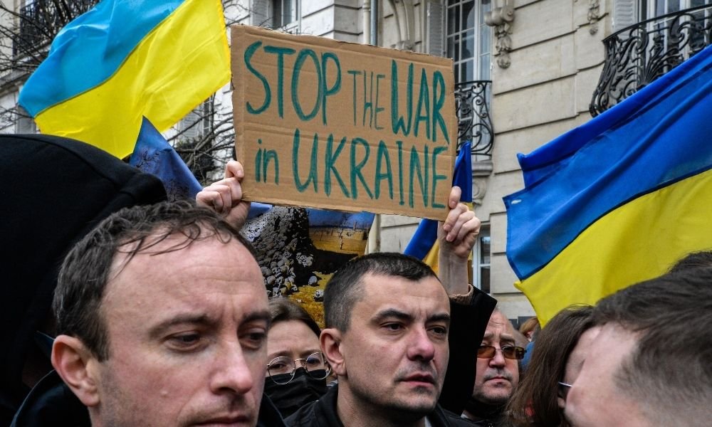Manifestantes tomam as ruas de Moscou contra invasão à Ucrânia; aos menos 1400 pessoas já foram detidas