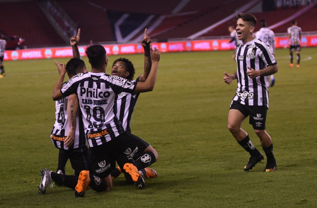 Santos joga bem, vence a LDU e abre vantagem nas oitavas da Libertadores