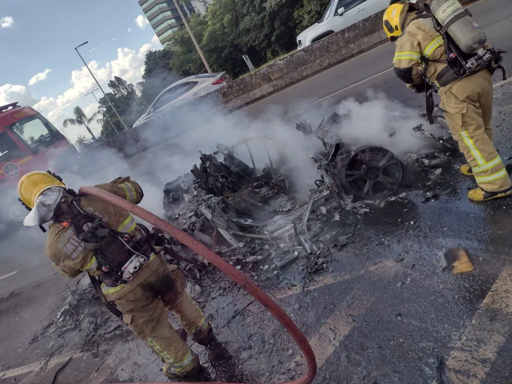 Lamborghini de R$ 1 milhão pega fogo em Belo Horizonte; assista