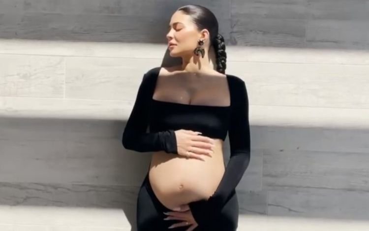 Kylie Jenner acaba com rumores e confirma gravidez do segundo filho