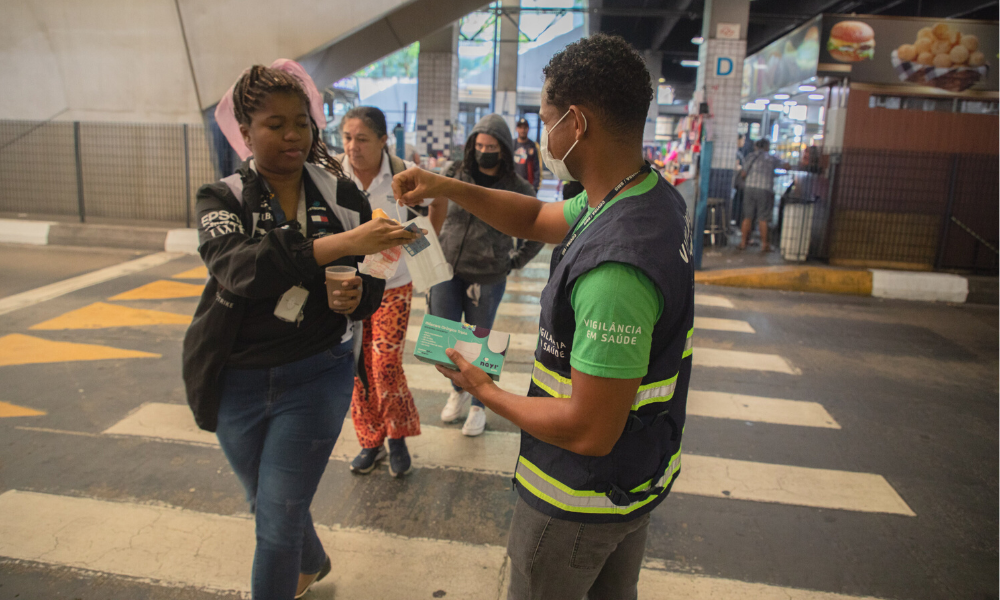 Prefeitura de São Paulo inicia distribuição de 1 milhão de máscaras contra Covid-19 em terminais de ônibus