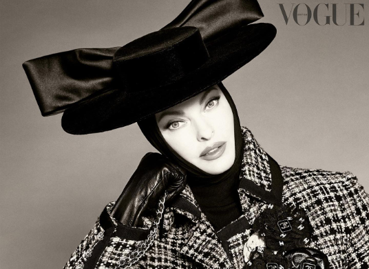 Modelo posa para Vogue com fita segurando o rosto após ficar ‘deformada’