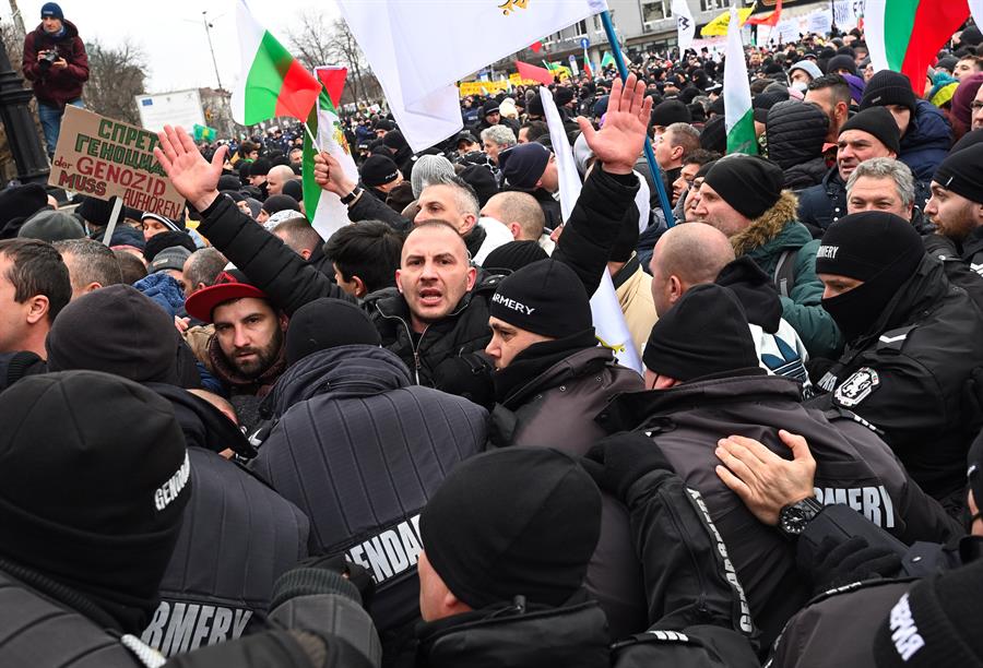 Manifestantes anti-vacina tentam invadir parlamento da Bulgária