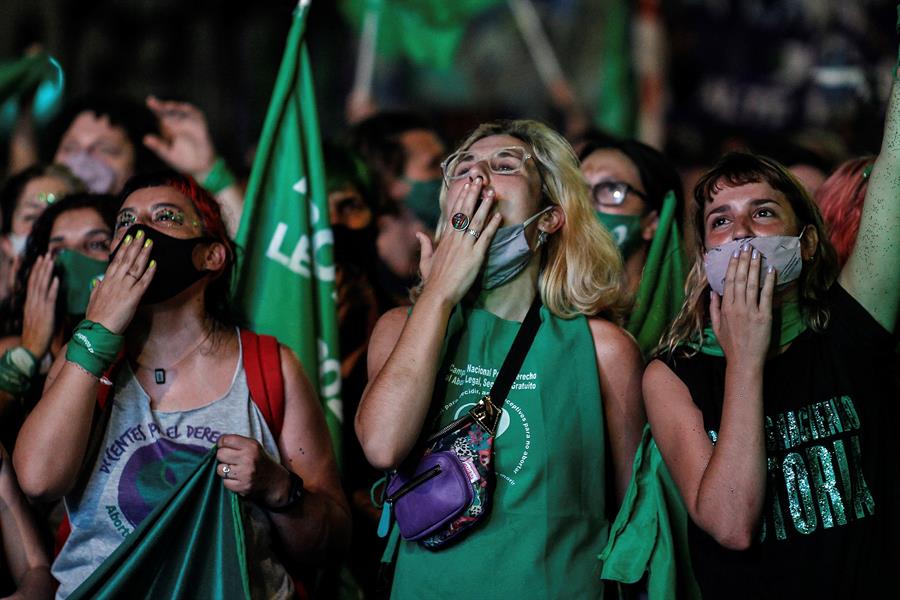 Senado da Argentina aprova aborto até 14ª semana da gestação