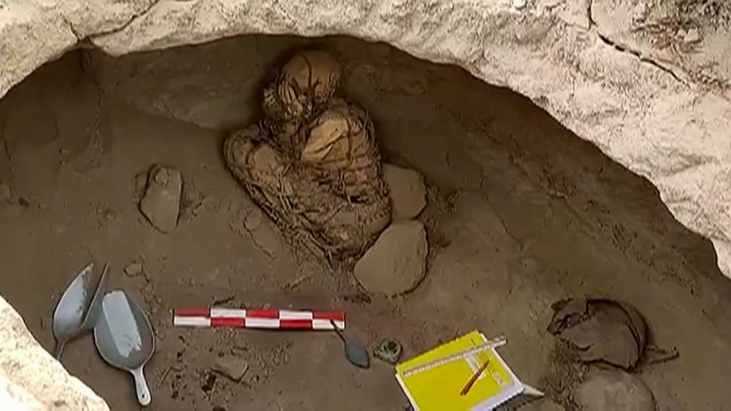 Múmia com pelo menos 800 anos é descoberta por arqueólogos no Peru