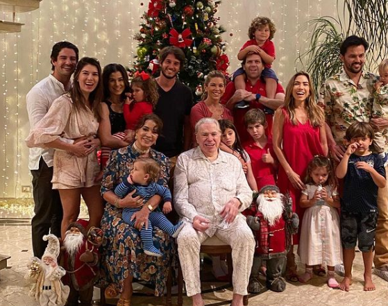 Patricia Abravanel mostra fotos do Natal da família de Silvio Santos