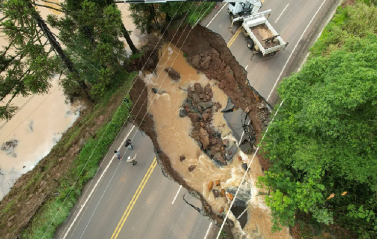 Após passagem de tornado, cratera se abre em rodovia de Santa Catarina; veja