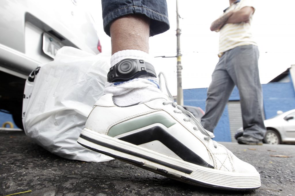 Em São Paulo, quase metade dos monitorados por tornozeleira eletrônica é acusada de violência contra a mulher