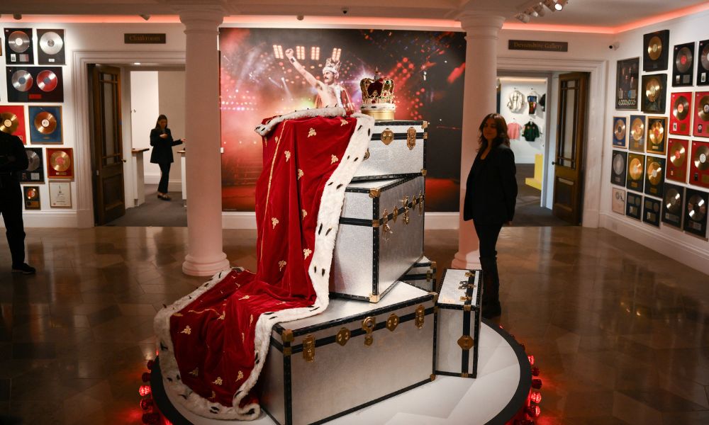 Itens de Freddie Mercury começam a ser leiloados em Londres com expectativa de 3 milhões de euros por um piano; assista