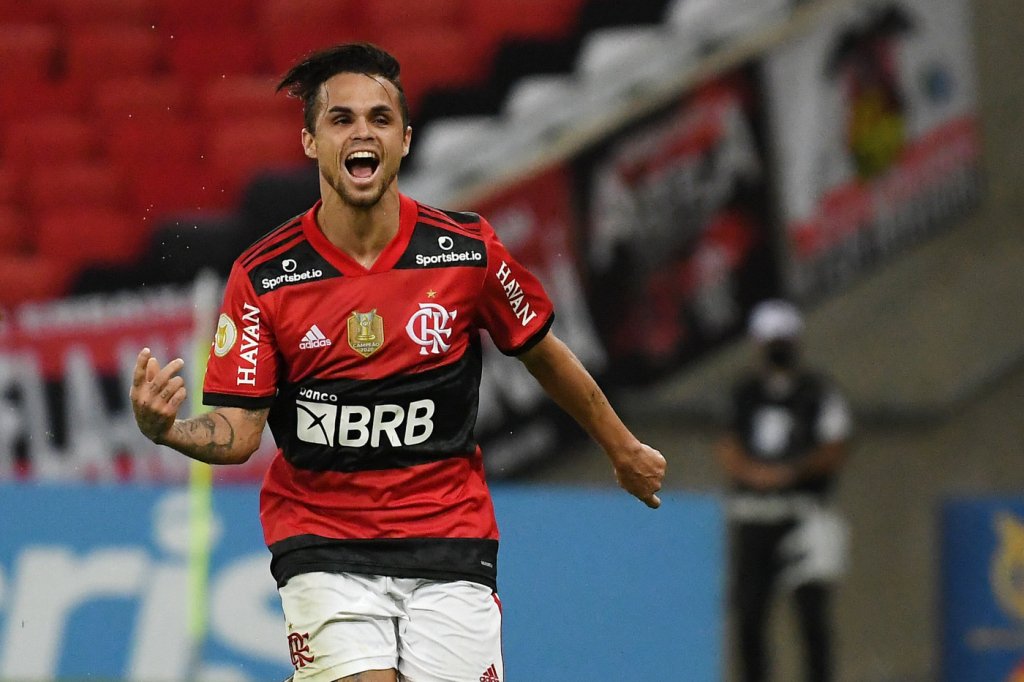 Em meio a negociações, Vampeta opina sobre futuro de Michael no Flamengo