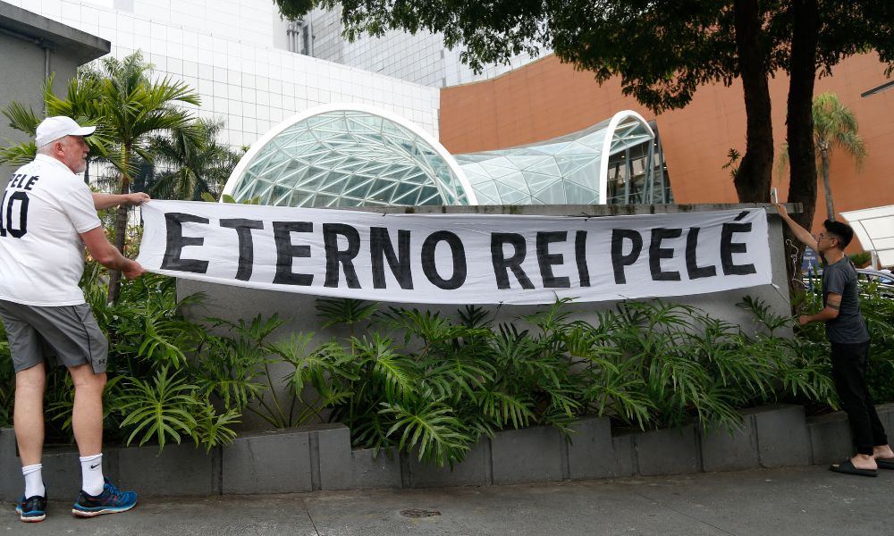 Na porta do hospital onde Pelé morreu, fãs lamentam sua morte