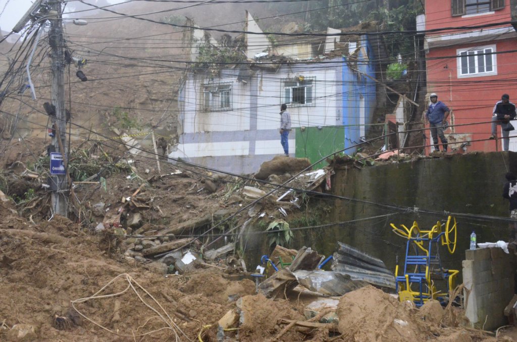 Chuvas deixam pelo menos 5 mortos em Petrópolis; 3 estão desaparecidos