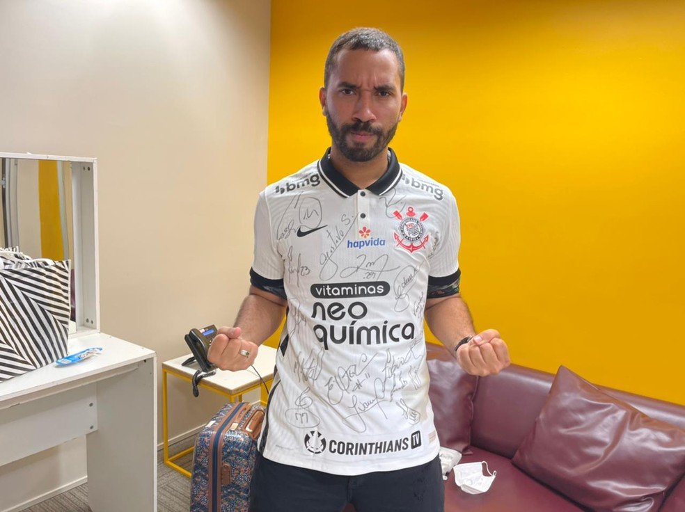Gil do Vigor recebe camisa do Corinthians e é convidado para visitar o clube