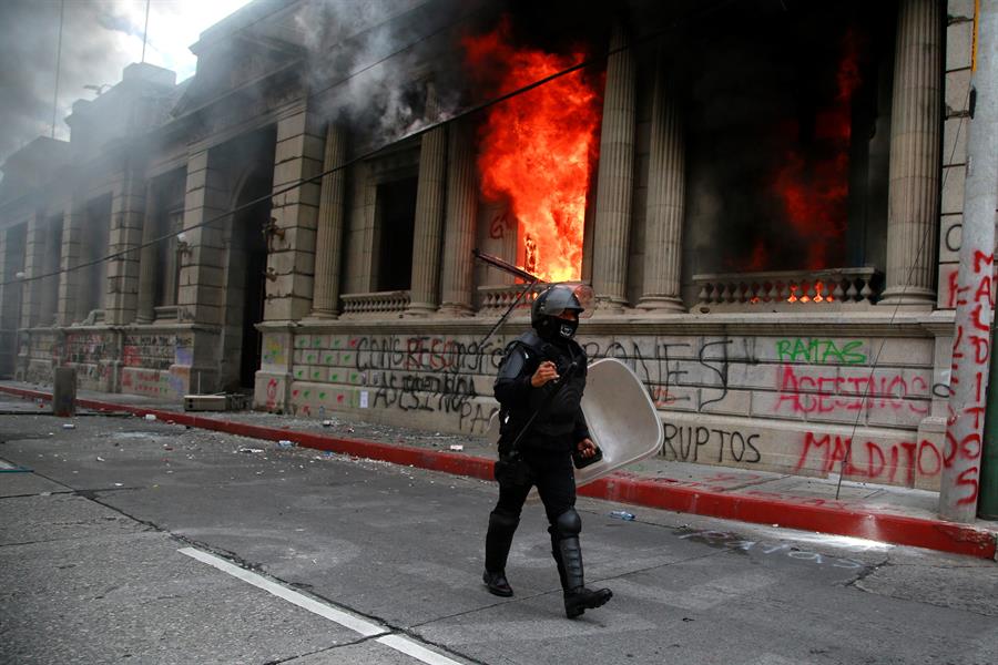 Guatemala: manifestantes pedem renúncia do presidente e incendeiam Congresso
