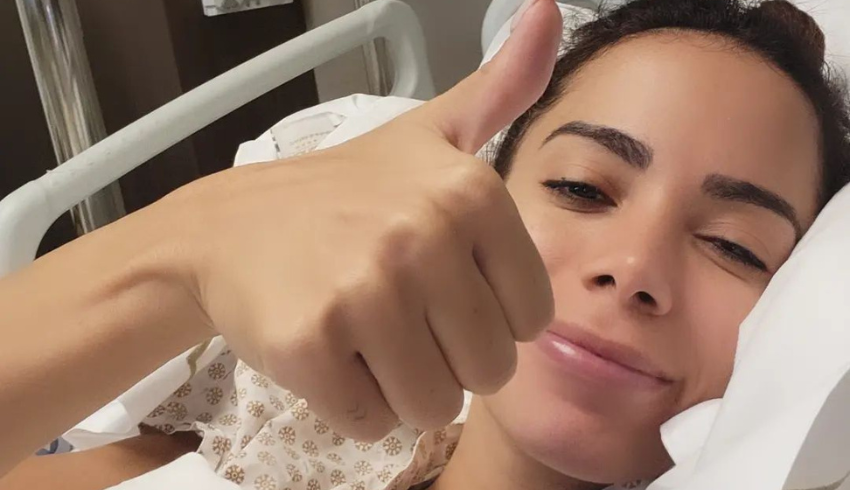 Internada, Anitta se prepara para passar por cirurgia: ‘Vim da turnê direto para o hospital’