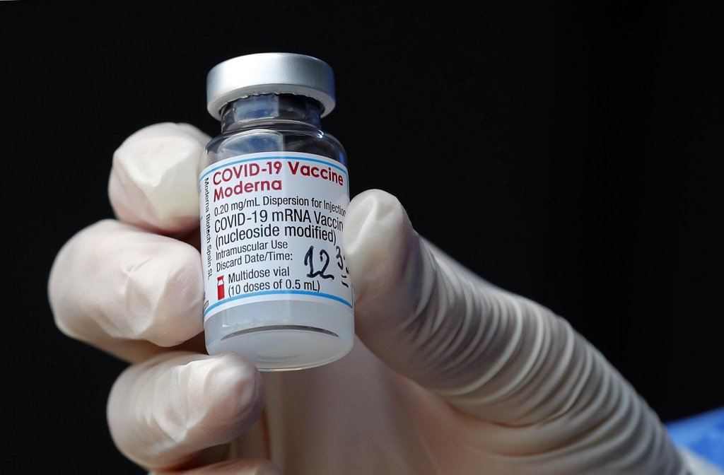 Moderna afirma que sua vacina contra Covid-19 tem 96% de eficácia em adolescentes