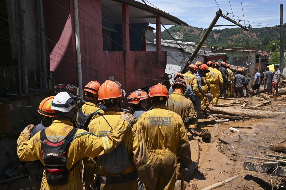 Novo temporal no litoral norte de SP deixa 34 bombeiros ilhados em local da tragédia