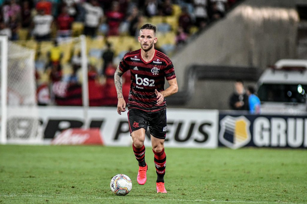 Flamengo multa Léo Pereira após ausência em treino e ida a festa