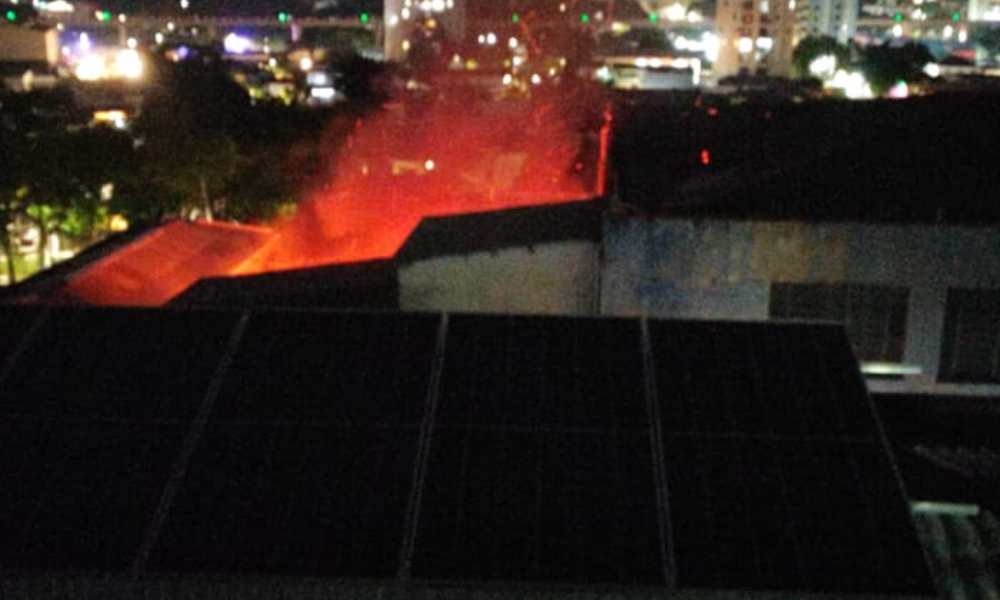Incêndio atinge fábrica de tecidos na Zona Leste de SP