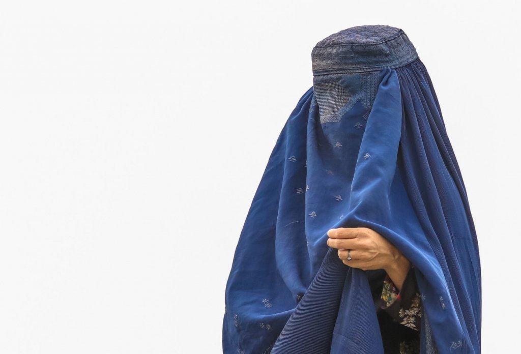 Talibã passa a proibir que mulheres façam viagens sozinhas no Afeganistão