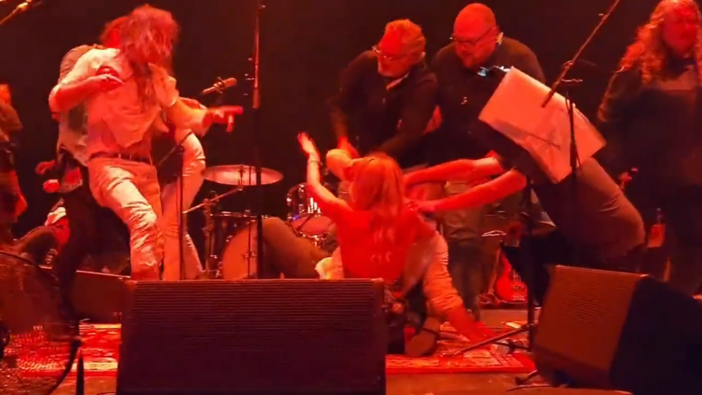Integrantes de banda americana trocam socos no palco durante show na Austrália; veja vídeo