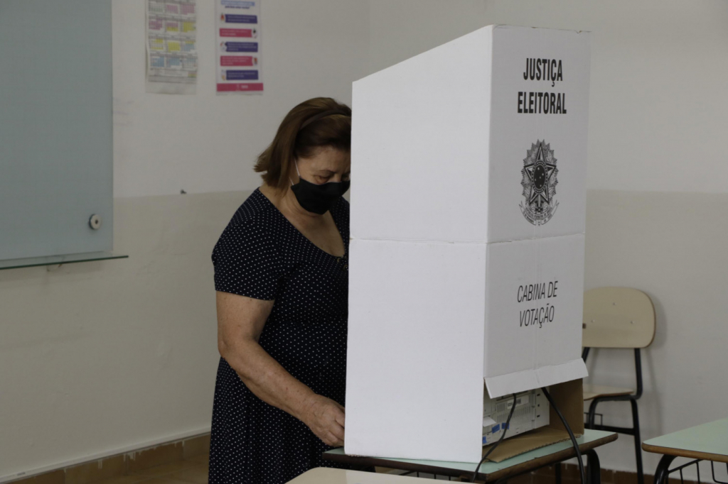 TSE determina que eleitor deve entregar celular ao mesário antes de votar na urna eletrônica