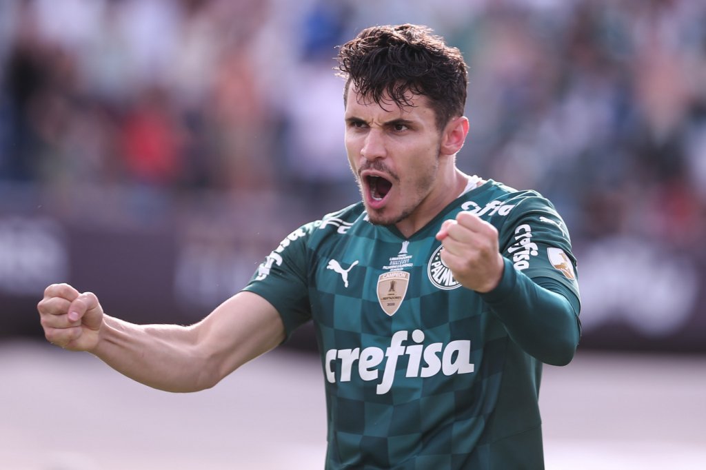 Capitão pela primeira vez, Veiga resolve clássico e segue sem perder pênaltis pelo Palmeiras