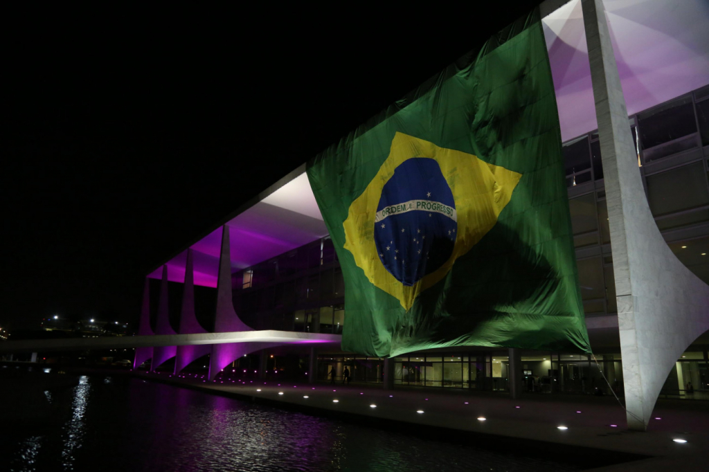Bolsonaro manda estender bandeira gigante do Brasil no Palácio do Planalto