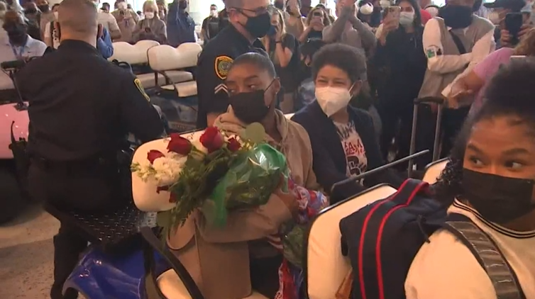 De volta aos EUA, Simone Biles é recebida por multidão em aeroporto de Houston