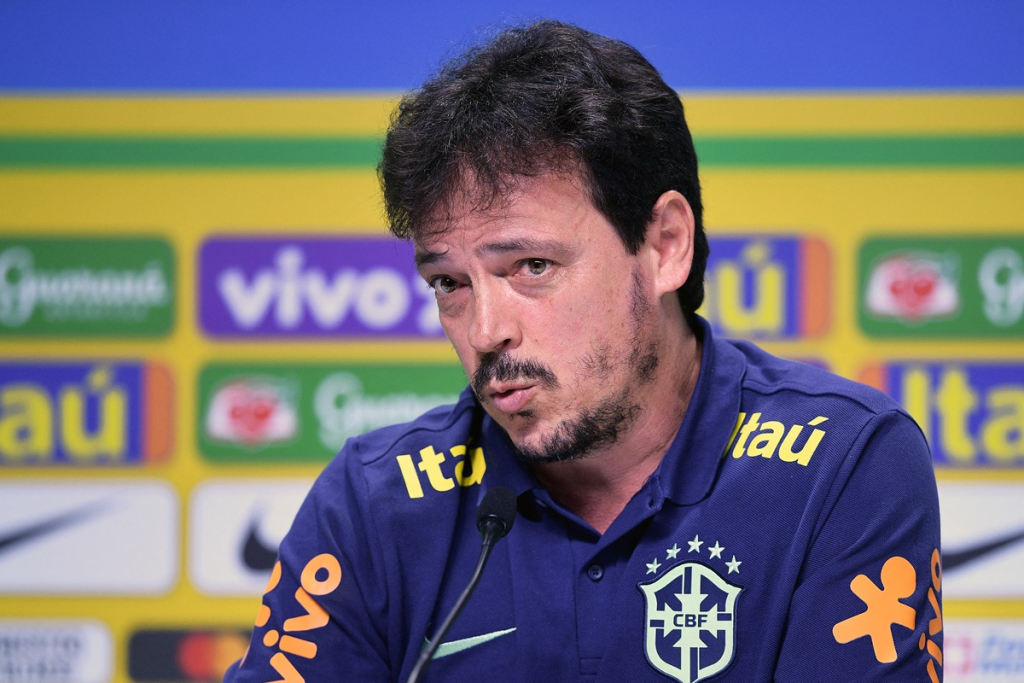 Fernando Diniz é eleito o melhor técnico da América do Sul por jornal uruguaio
