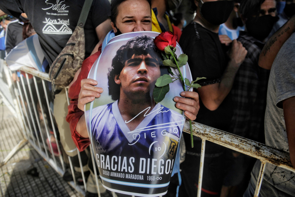 Fãs de Maradona no Brasil relembram vida do ídolo argentino fora dos gramados