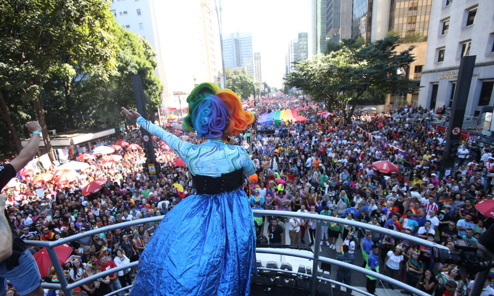 Maior parada LGBTQIA+ do mundo convida participantes a usarem verde e amarelo na Avenida Paulista