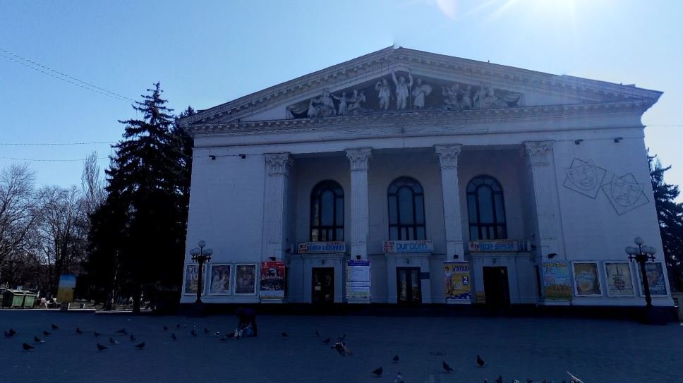 Teatro utilizado como abrigo de civis é bombardeado em Mariupol